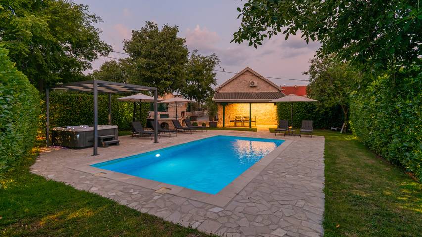 Villa für 6 Personen, mit Whirlpool und Garten sowie Terrasse - 1
