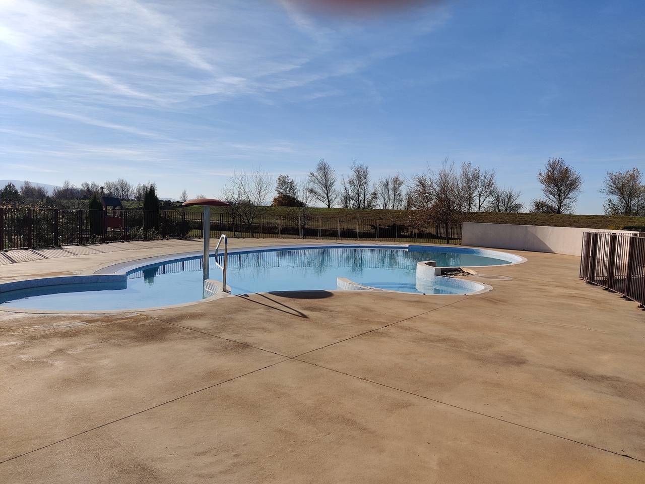 Maison contemporaine vue sur le lac, près du lac de Jouarres in Homps, Région de Narbonne