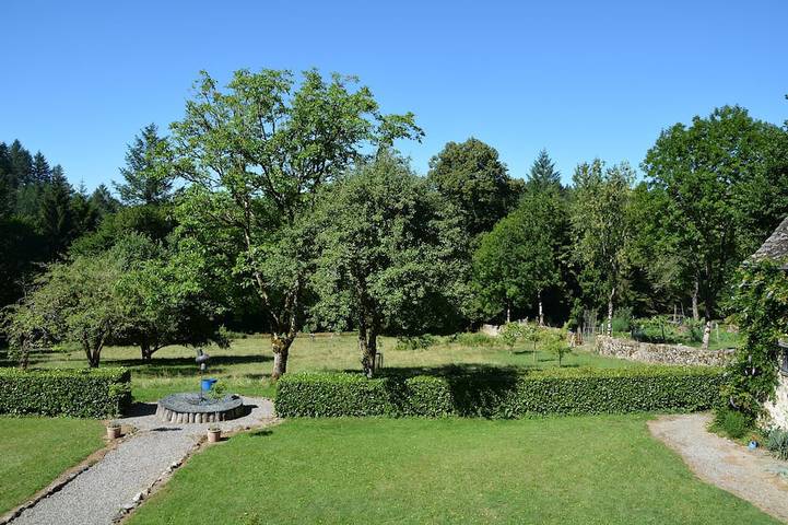 Location de vacances pour 18 personnes, avec Balcon et Jardin à La Roche-Canillac