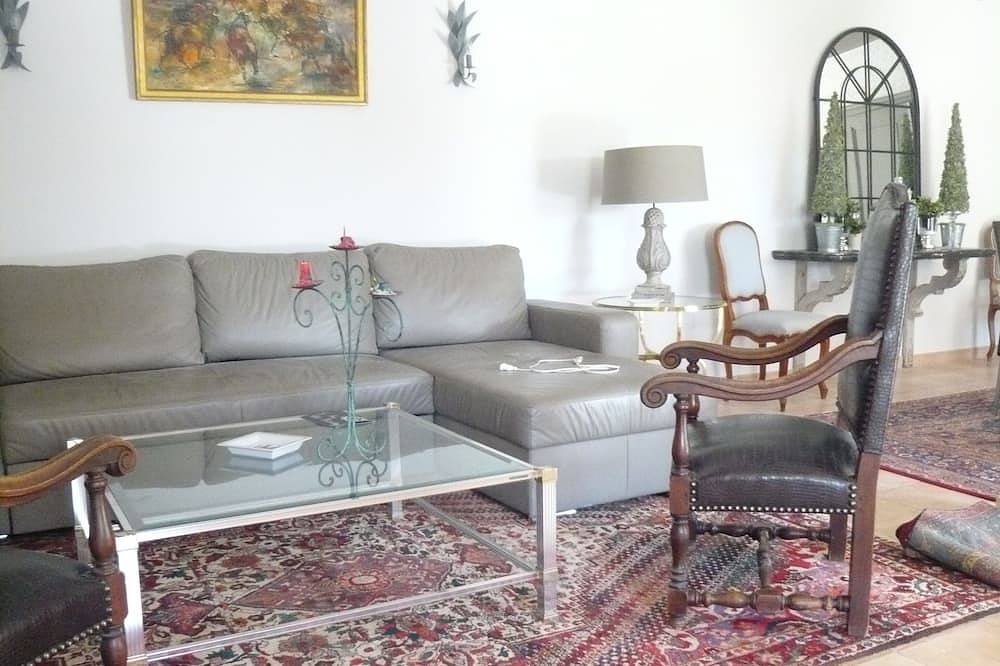 Private Domain 36 pers. with 2 pools, consisting of authentic Mas and Houses in Saint-Gilles, Nimes region