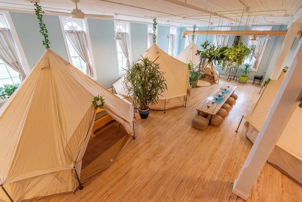 Ganze Wohnung, Downtown Lake Geneva Glamping Loft Walk to Lake Bar Kitchen Swings Sleeps 12 in Lake Geneva (WI), Walworth County