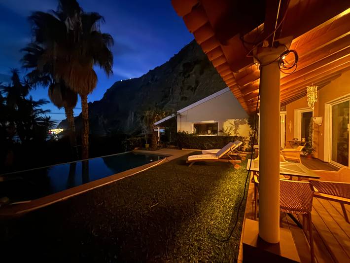 Last minute apartment for 3 people, with Balcony and Garden in Madeira