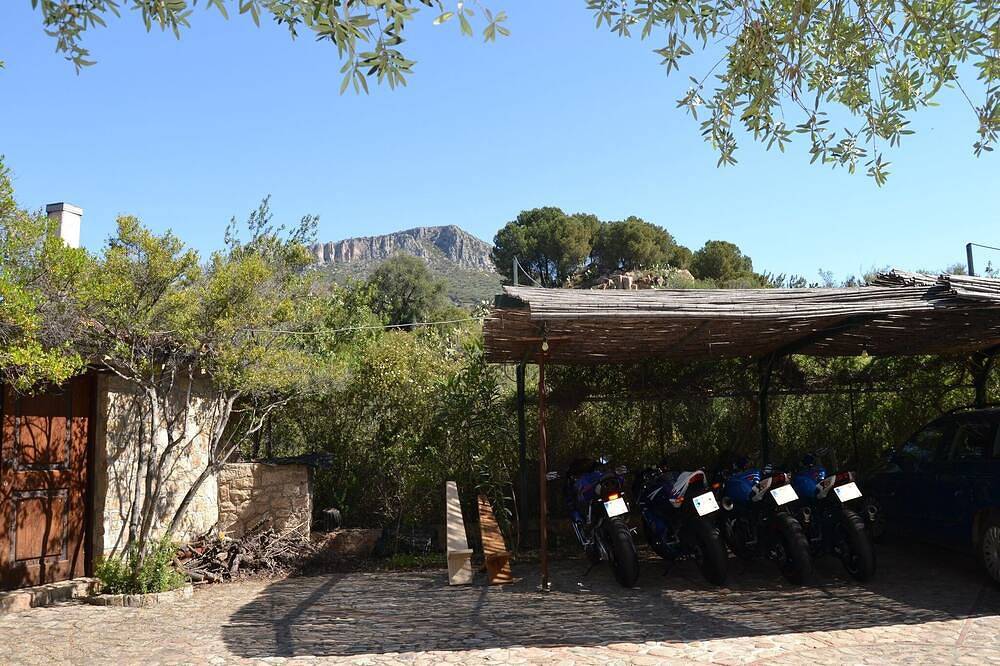 Villa mit exklusivem Garten, 240 Meter vom Strand entfernt, Meer- und Bergblick. in Tancau sul Mare, Lotzorai