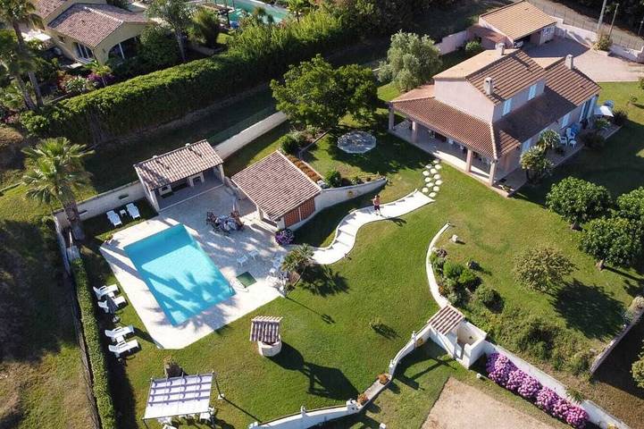 Location de vacances pour 4 personnes, avec terrasse et jardin à Eccica-Suarella