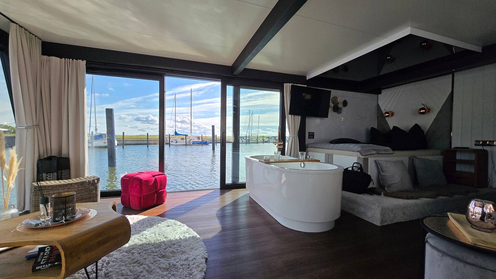 Hausboot 'Hafensuite Rügen' mit Wlan in Nationalpark Jasmund
