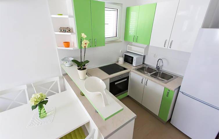 Apartamento vacacional entero, Acogedor apartamento cerca de la playa de Strobec con wifi, aire acondicionado y aparcamiento in Podstrana, Condado de Split-Dalmacia