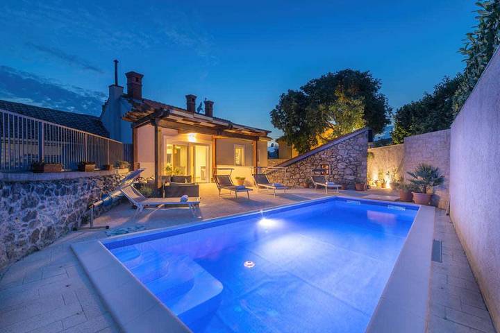Ferienhaus für 10 Personen, mit Balkon und Whirlpool sowie Pool in Novi Vinodolski