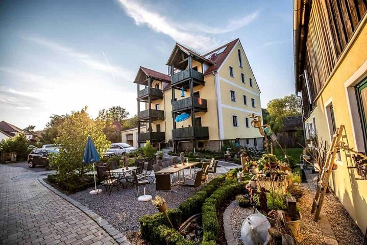 Ferienwohnung für 5 Personen, mit Balkon und Whirlpool sowie Garten und Sauna in Schwarzach bei Nabburg