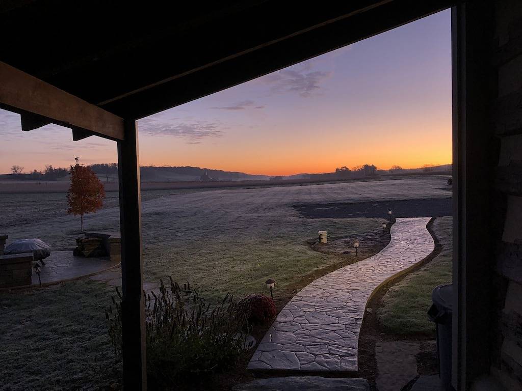 Vollständig Wiederhergestelltes Haus Von 1700, Umgeben Von Farmland in Lancaster County