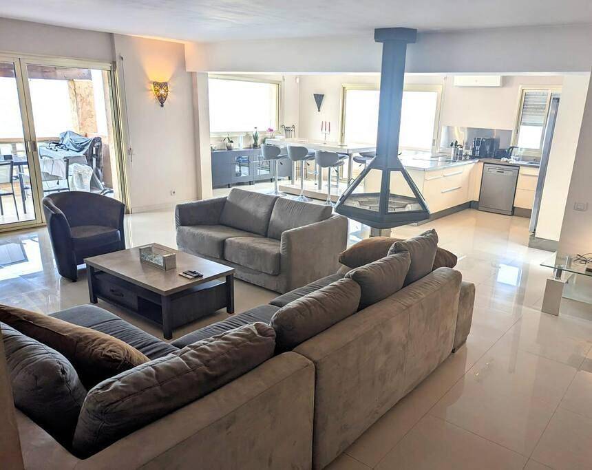 Appartement entier, Haut de villa avec piscine in Le Broc, Côte méditerranéenne (France)