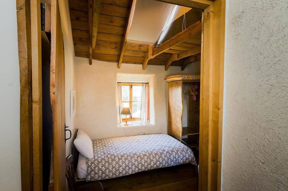 Cosy cottage, peaceful setting 5 mins to beautiful sandy beach & fabulous walks! in Mawgan Porth, Cornwall