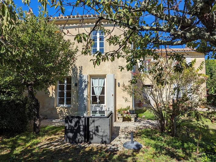 Location de vacances pour 8 personnes, avec jardin ainsi que piscine et vue à Belvès-de-Castillon