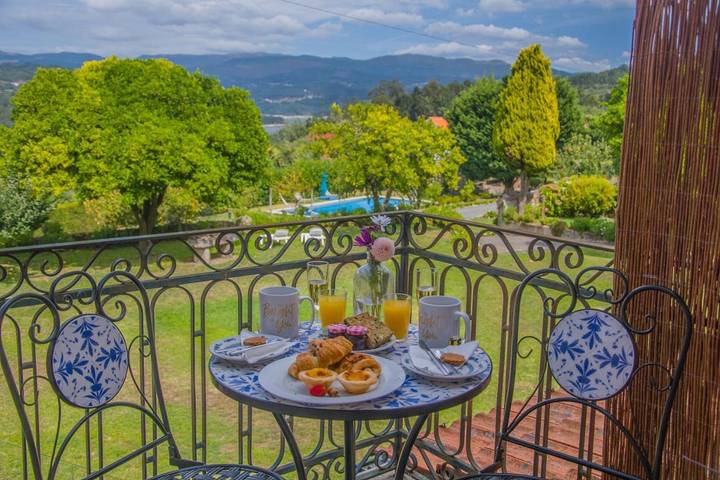 Casa de vacaciones para 4 personas, con vistas y jardín además de vistas al lago y piscina en Oliveira de Frades