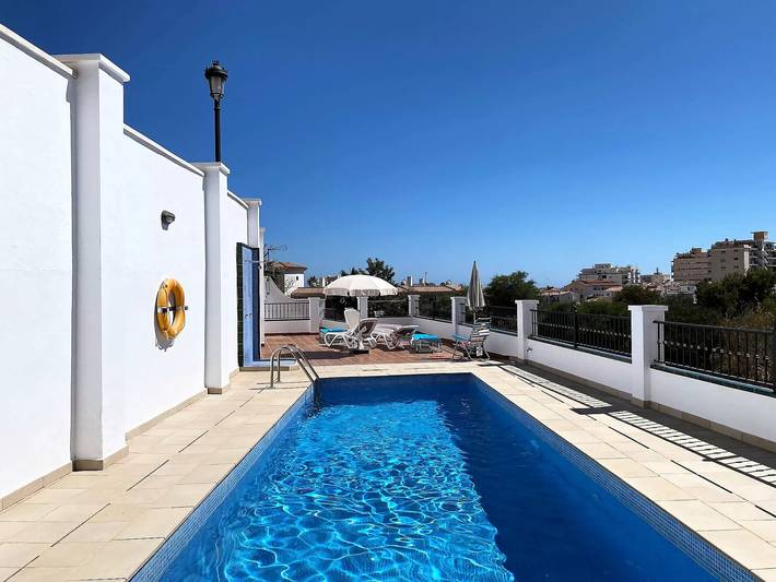 Chalet para 8 personas, con piscina y terraza en Sierramar