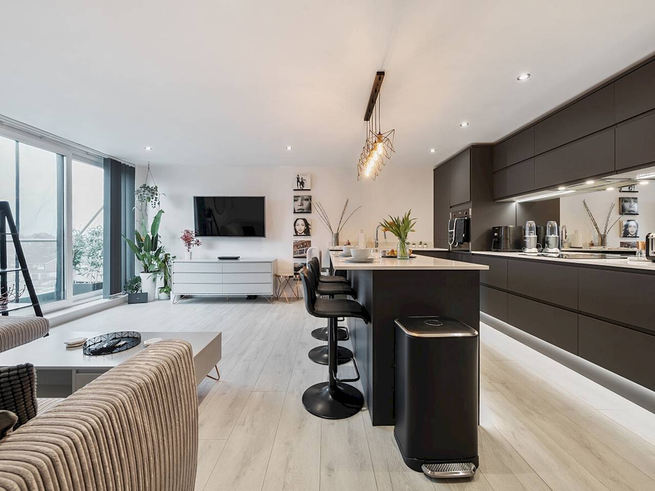 Entire apartment, Penthouse Retreat Modern & Spacious with parking - Pass the Keys in Surrey