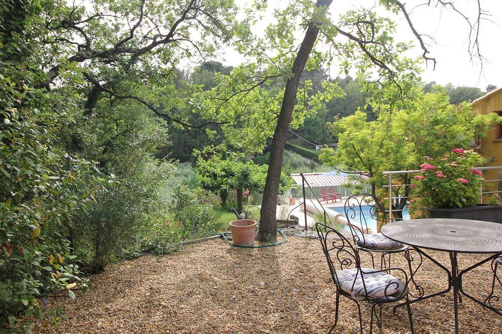 Gîte for 4 people in a quiet area with a large beautiful swimming pool in Flayosc, Région de Draguignan