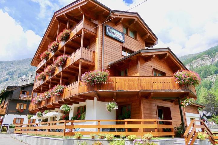 Hôtel pour 2 personnes, avec Terrasse et Jacuzzi ainsi que Jardin et Sauna dans Staffa (Macugnaga)