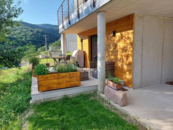 Gîte pour 3 personnes, avec terrasse et vue à Albé