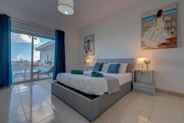 Villa Amora / Super Villa with Skyline City Views in Swieqi, Ilha de Malta