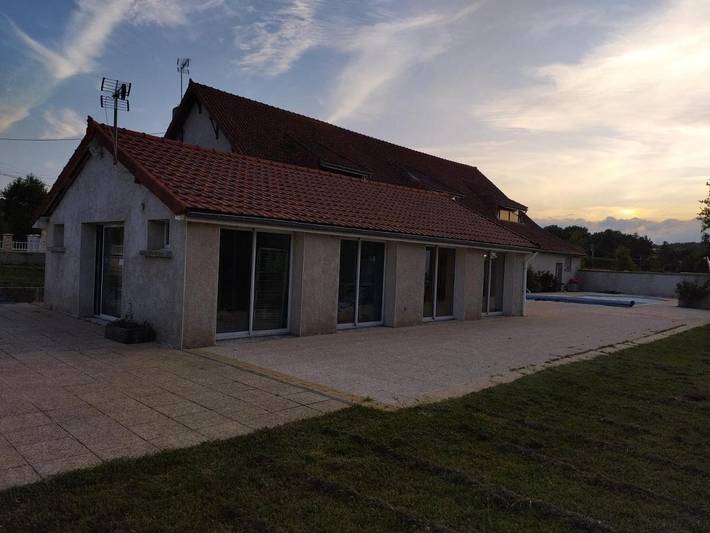 Location de vacances pour 4 personnes, avec Terrasse ainsi que Jardin et Piscine à Creuzier-le-Neuf