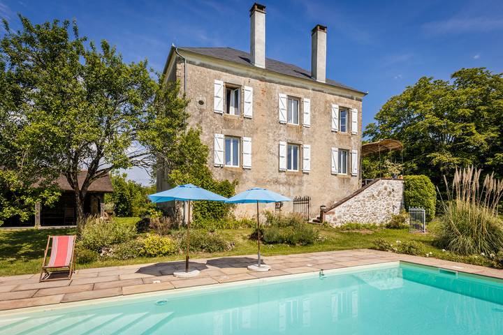 Location de vacances pour 12 personnes, avec jardin et terrasse, animaux acceptés à Bilhac