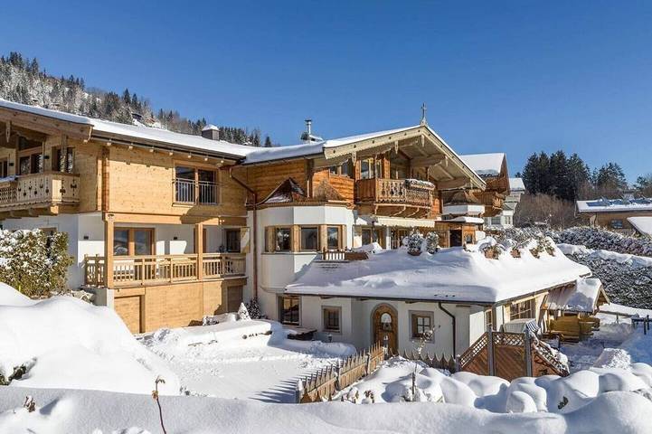 Ferienhaus für 14 Personen, mit Balkon und Sauna sowie Garten und Whirlpool in Kirchberg in Tirol