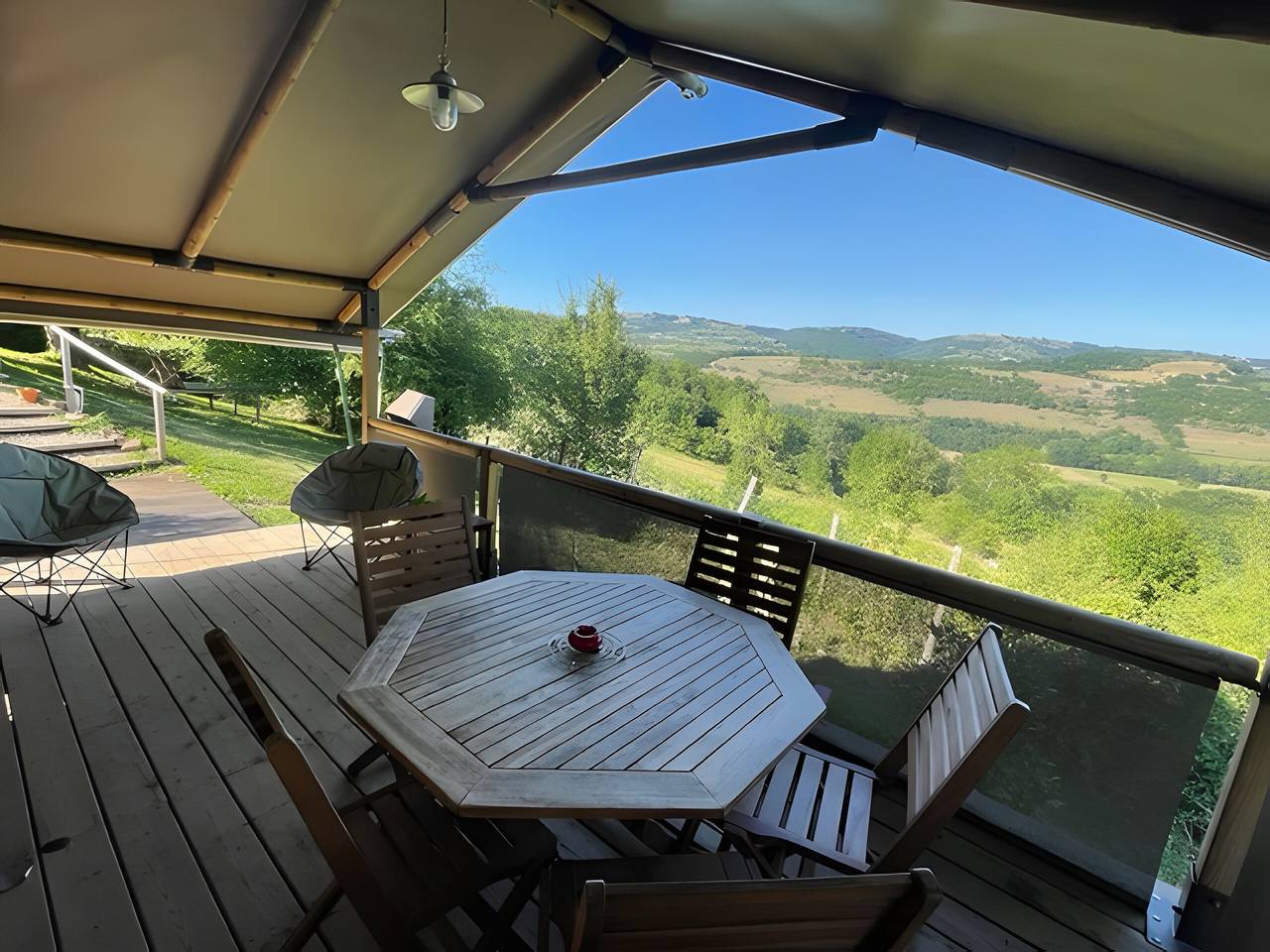 Holzhütte in Bessuéjouls – Glamping Lodge mit Privater Terrasse, Garten und Bergblick in Bessuéjouls, Aveyron