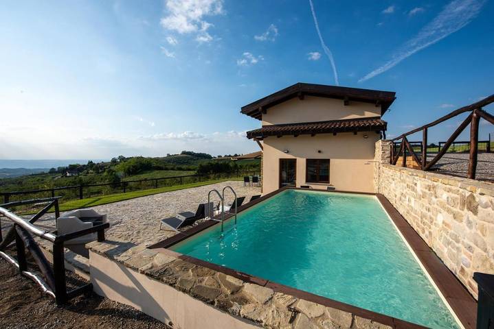 Casa vacanza per 4 persone, con giardino e piscina nonché panorama in Piemonte