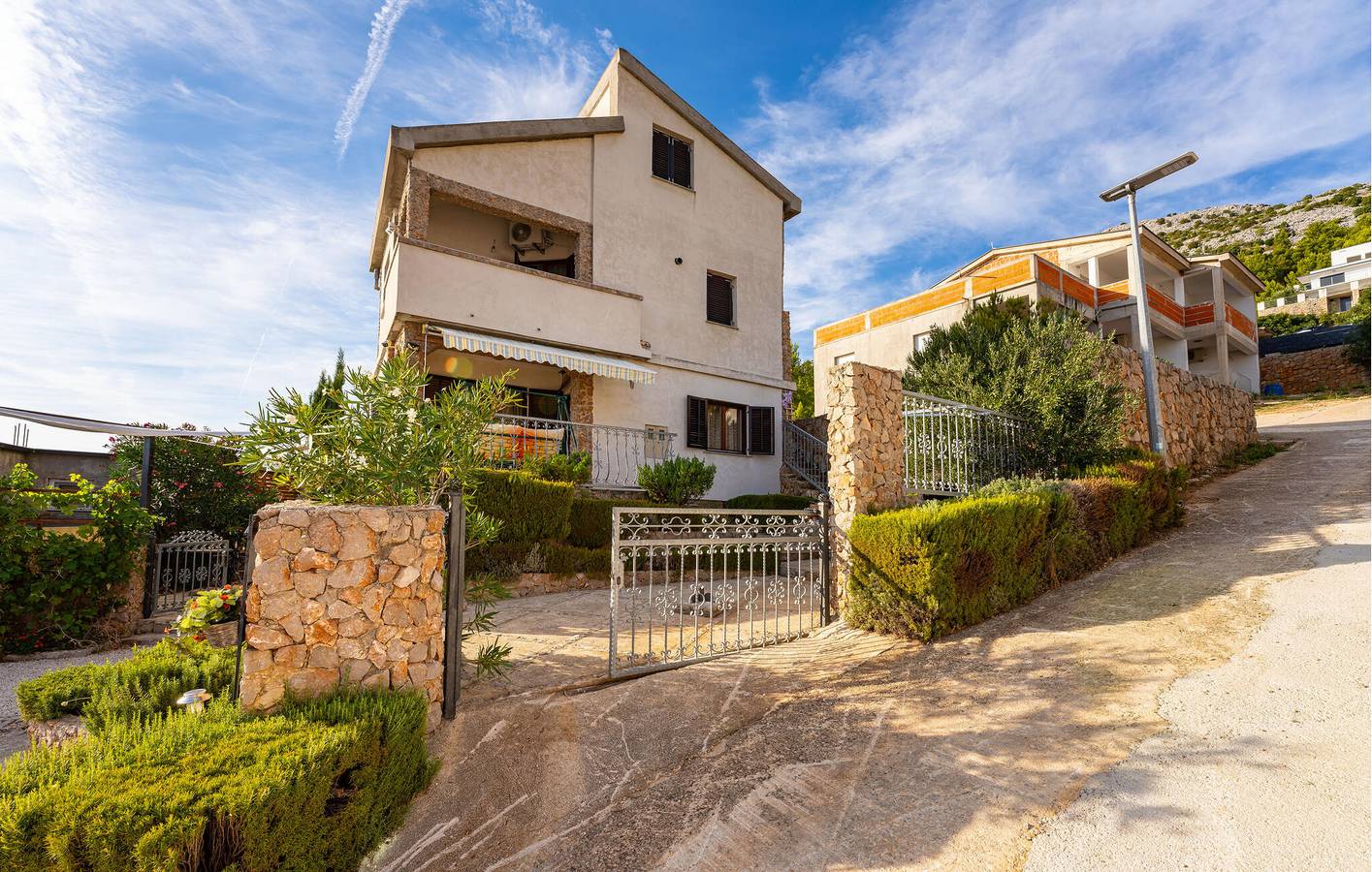 Appartement de vacances entier, Appartement confortable avec terrasse et vue sur la mer, à 2,5 km de la plage in Starigrad Paklenica, Starigrad