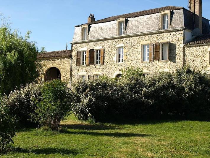 Location de vacances pour 16 personnes, avec Terrasse et Jardin ainsi que Piscine et Vue à Saint-Ferme
