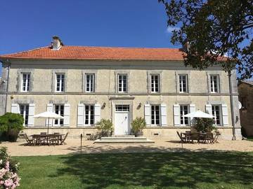 Gîte pour 14 personnes, avec jardin et piscine à Chillac