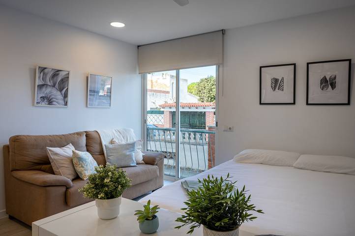 Entire apartment, Apartment 'Acogedor Studio A 10min De La Playa' with Wi-Fi in Torredembarra, Costa Dorada