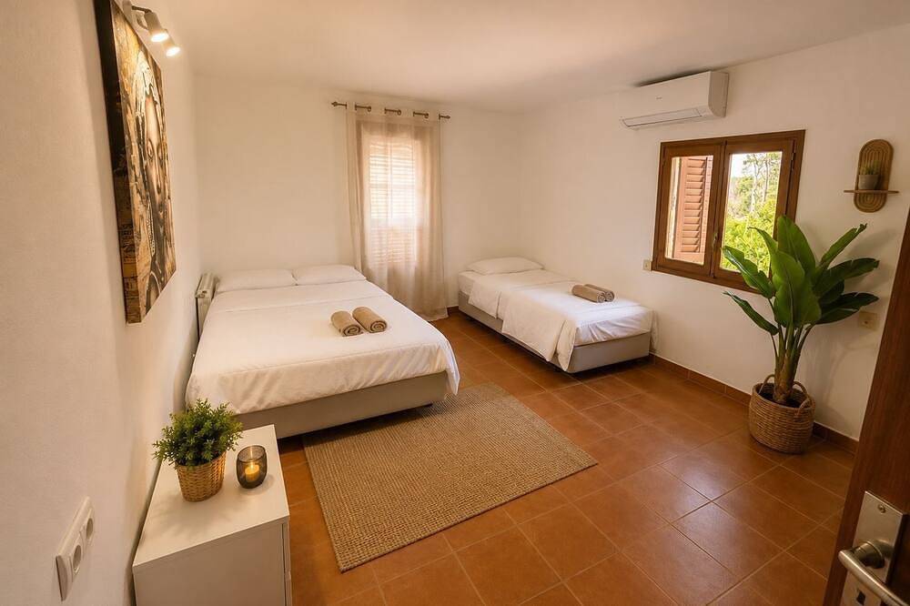 Casa de Nelly is a peaceful villa in Ibiza, just 8 minutes from the airport in Ibiza (Municipality), Coast of Ibiza