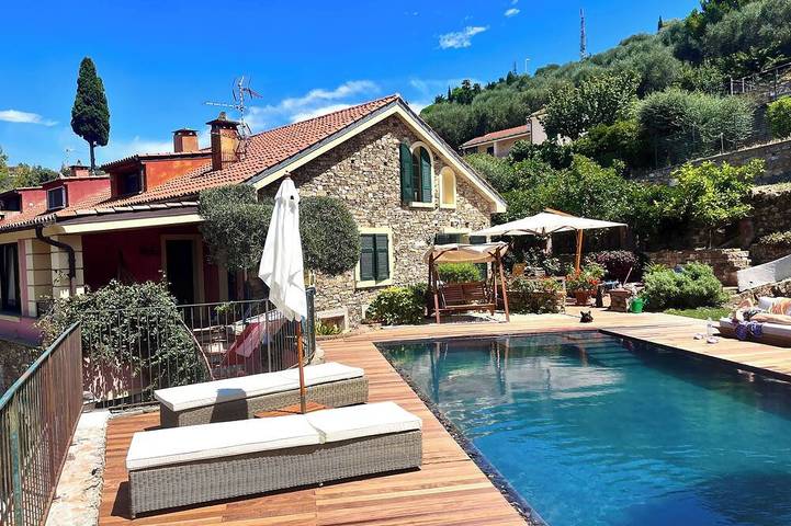Villa pour 8 personnes, avec jacuzzi ainsi que sauna et jardin à Imperia