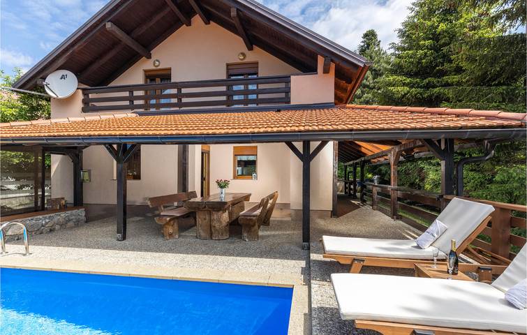 Charmante 111 m² große Ferienwohnung mit Pool, WLAN, in der Nähe von Fuzine und dem Fluss Ličanka in Fuzine, Primorje-Gorski Kotar