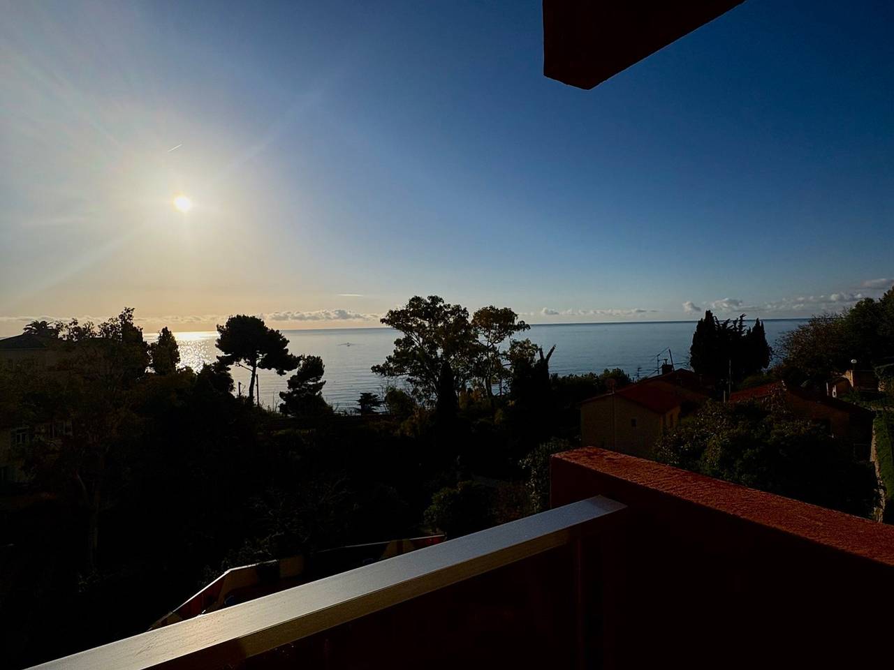 Entire studio, Studio for 4 sea view with Wi-Fi and terrace in Roquebrune-Cap-Martin, Mediterranean Coast (France)