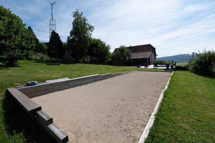 Location de vacances pour 10 personnes, avec Terrasse et Piscine ainsi que Sauna et Vue à Orchamps-Vennes - 4