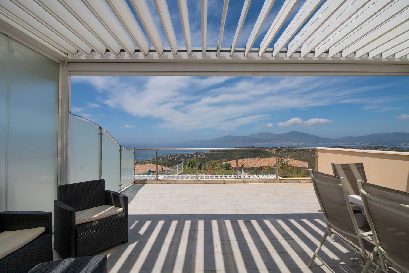 Entire apartment, Apartment 'Bel Neuf, Climatisé' with Sea View, Shared Pool and Wi-Fi in Albitreccia, Ajaccio region