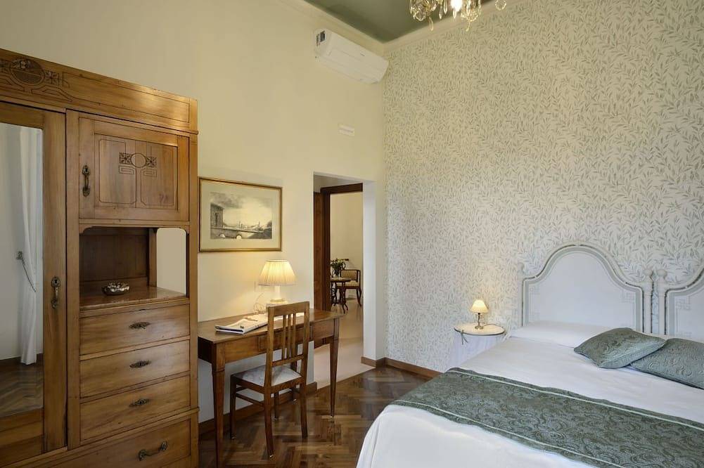 Superior Room Erba Voglio  in Villa le Facezie B&B in Terranuova Bracciolini, Valdarno
