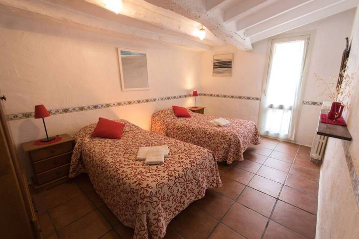 Location de vacances pour 15 personnes, avec terrasse ainsi que jardin et piscine, animaux acceptés dans Llampaies - 4