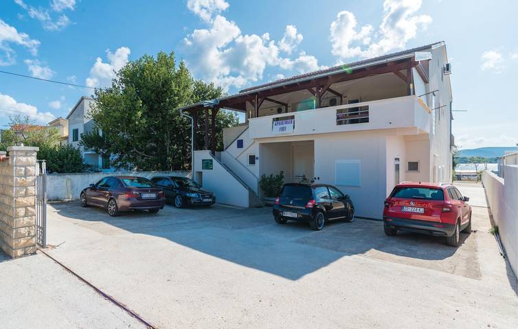 Ganze Ferienwohnung, Gemütliches Apartment mit WiFi, AC, Parkplatz, Terrasse - 700m zum Strand in Općina Sveti Filip i Jakov, Zadar