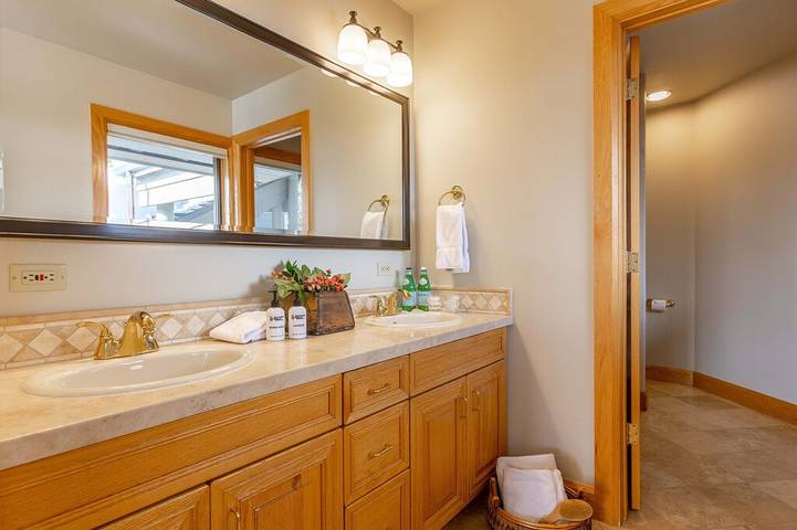 Vacation rental for 9 people, with sauna and terrace as well as pool and hot tub in Teton Village
