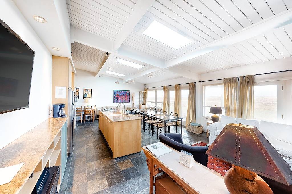 Ganze Wohnung, Sunny, direkt am Meer Wohnung w / tolle Aussicht und einfach Zugang zum Strand in Gearhart, Clatsop County