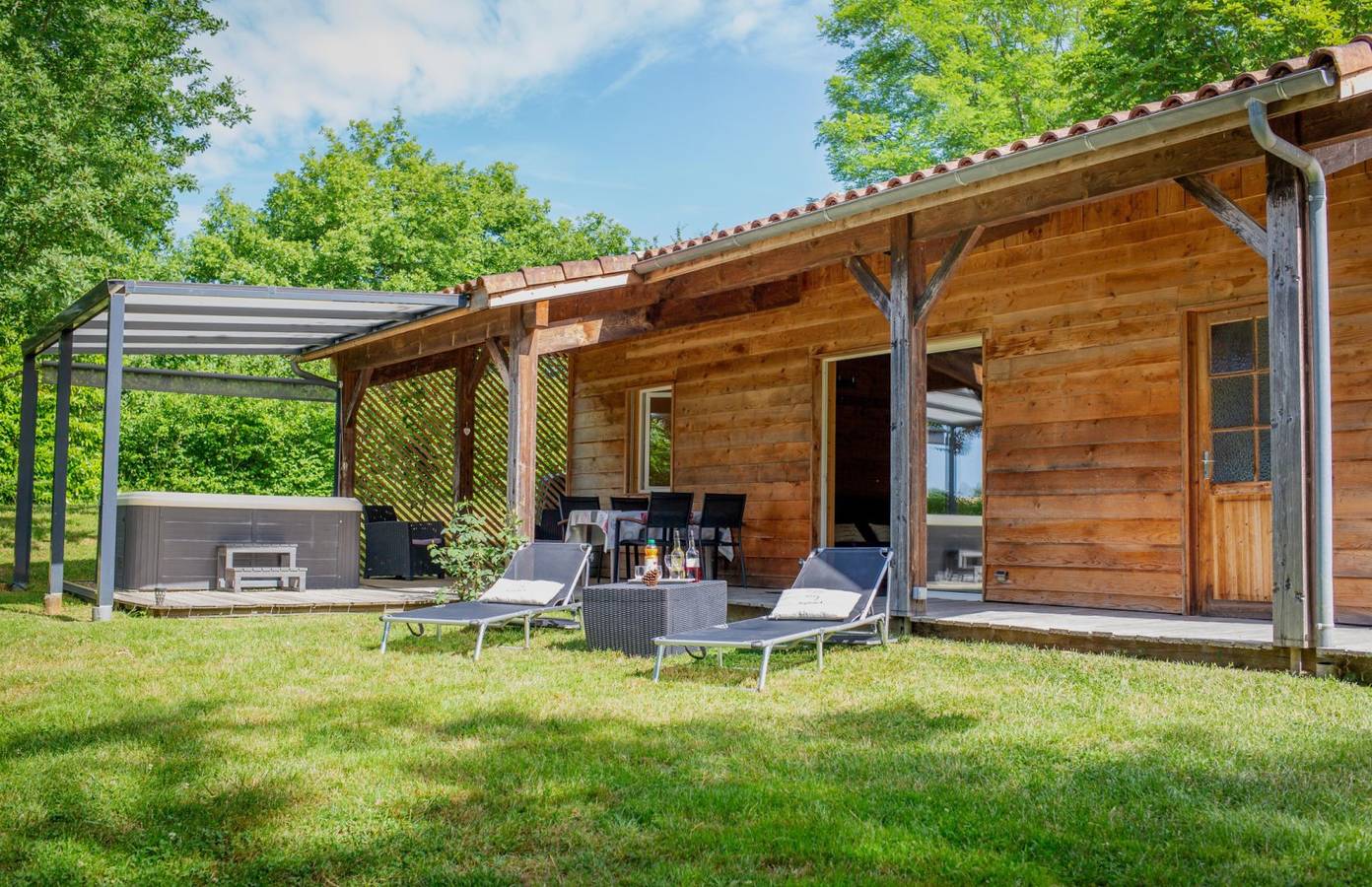 Chalet Cèdre - Piscine - Spa Jacuzzi privé : 32° à 36 ° en été in Peyrusse-Grande, Gers