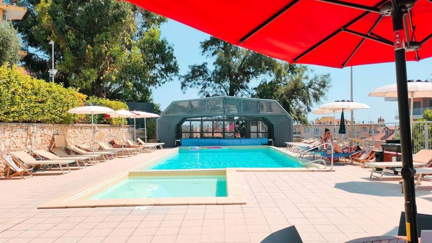 Hotel, mit Terrasse und Kinderpool sowie Pool