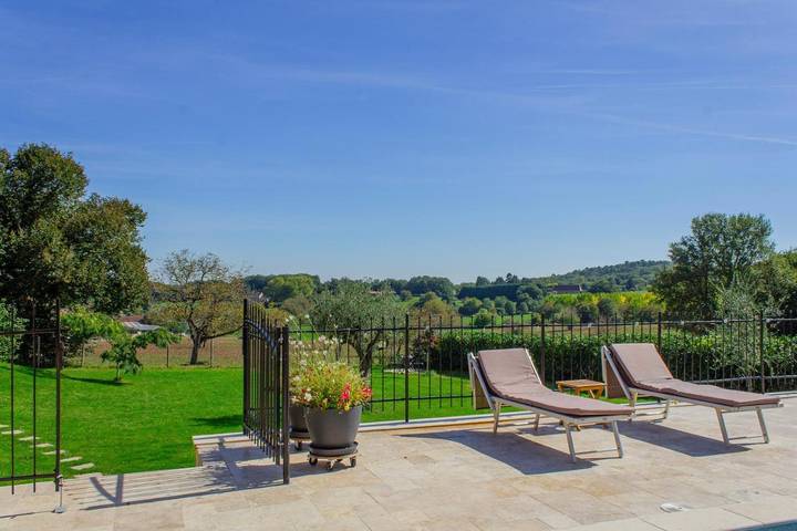 Location de vacances pour 8 personnes, avec jardin ainsi que piscine et vue, animaux acceptés à Mauzens-et-Miremont - 4