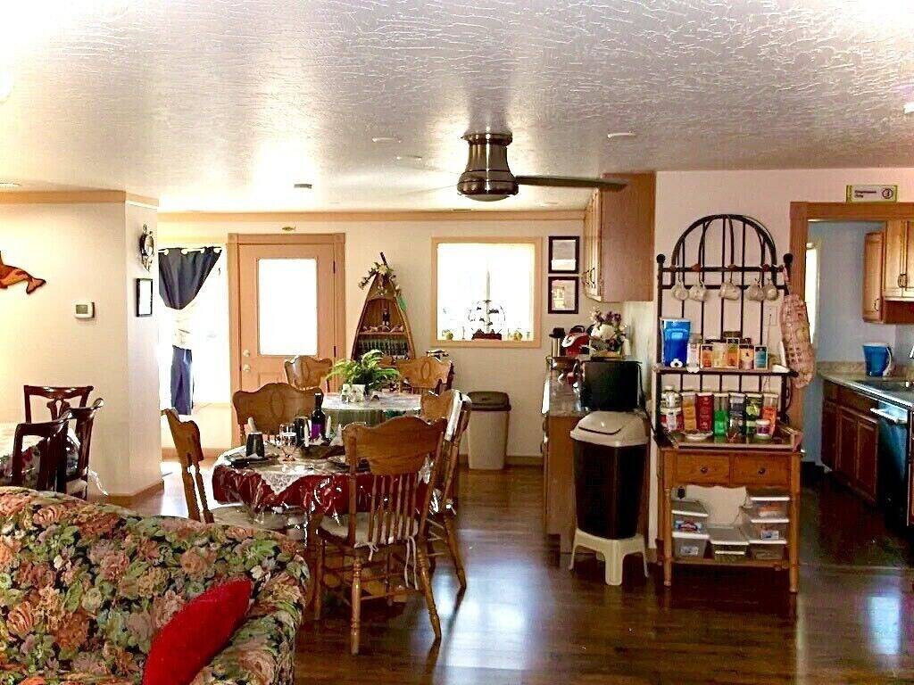 \"Yogi's Den\" ist eine thematische Jurte als Teil eines originalen Yurtel Bed & Breakfast. in Lane County