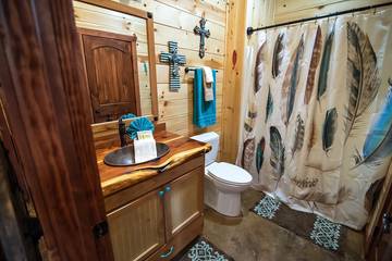 Log Cabin for 6 Guests in Hochatown, Broken Bow Lake, Picture 2