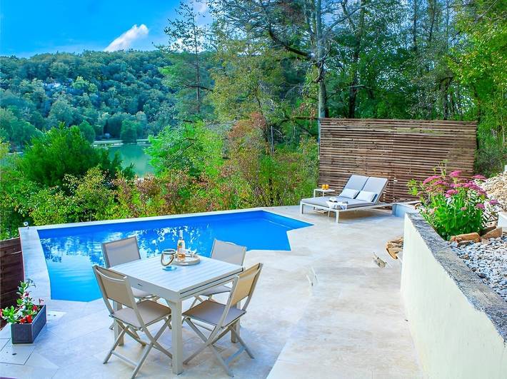 Gîte pour 6 personnes, avec terrasse et vue sur le lac ainsi que piscine et jardin - 1