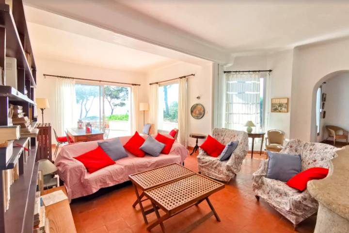 Gîte pour 15 personnes, avec balcon et jardin, adapté aux familles dans Saint-Aygulf - 3